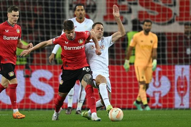 18 05 2023, xjhx, football UEFA Europa League, Bayer 04 Leverkusen AS Rom emspor, v l Adam Hlozek Bayer Leverkusen Nemanja Matic AS Rom duel, action, battle for the ball UEFA REGULATES PROHIBIT ANY USE OF PHOTOGRAPHS AS IMAGE SEQUENCES AND OR QUASI VIDEO Leverkusen