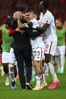 18 05 2023, xjhx, football UEFA Europa League, Bayer 04 Leverkusen AS Rome emspor, v l jubilation joy over reaching the final at AS Rome coachJose Mourinho AS Rome Gianluca Mancini AS Rome Tammy Abraham AS Rome UEFA REGULATES PROHIBIT ANY USE OF PHOTOGRAPHS as IMAGE SEQUENCES and or QUASI VIDEO Leverkusen