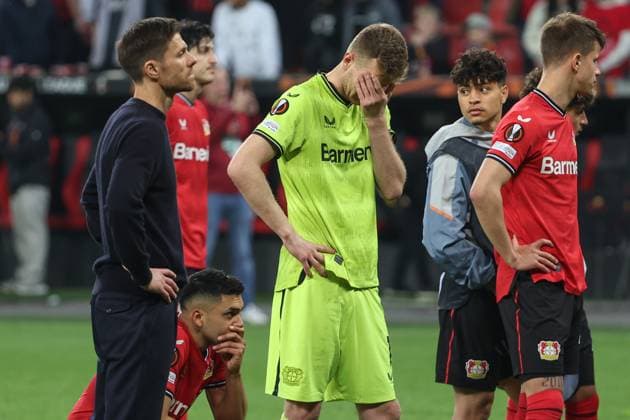 Europa League Bayer 04 Leverkusen AS Rome on 18 05 2023 in the BayArena in Leverkusen The Bayer Leverkusen team is dissatisfied, disappointed, disappointed, dejected here with coach Xabi Alonso Leverkusen and goalkeeper Lukas Hradecky Leverkusen 1 MH