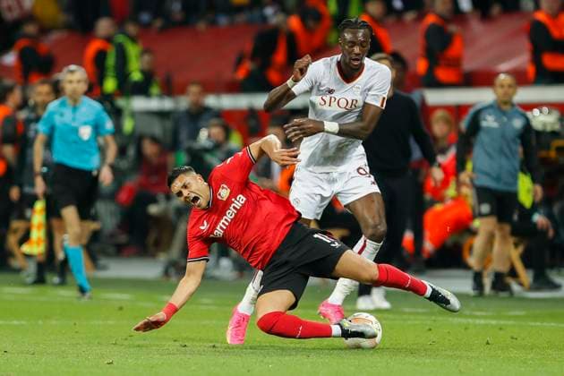 Tammy ABRAHAM AS Roma, 9 foult Nadiem AMIRI Bayer 04 Leverkusen, 11 Leverkusen, Football UEFA Europa League Semi Final, Bayer 04 Leverkusen AS Roma, 18 05 2023, BayArena, Leverkusen UEFA regulations prohibit any use of photographs as image sequences and or quasi video Â