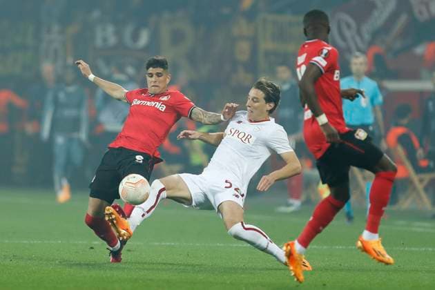 Piero HINCAPIE Bayer 04 Leverkusen, 3 in duel with Edoardo BOVE AS Roma, 52 Leverkusen, Football UEFA Europa League Semifinal, Bayer 04 Leverkusen AS Roma, 18 05 2023, BayArena, Leverkusen UEFA regulations prohibit any use of photographs as image sequences and or quasi video Â