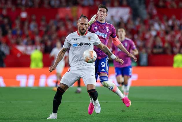 May 18, 2023, Seville, Spain: Nemanja Gudelj of Sevilla FC competes for the ball with Dusan Vlahovic of Juventus during the UEFA Europa League semi-final second leg match between Sevilla FC and Juventus at Estadio Ramon Sanchez Pizjuan on May 18, 2023 in Seville, Spain Seville Spain - ZUMAd159 20230518_zia_d159_043 Copyright: xJosexLuisxContrerasx