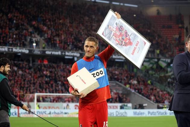 Bilder des Jahres 2023, Sport 05 Mai Sport Themen der Woche KW20 Sport Bilder des Tages 19.05.23 SC Freiburg - VfL Wolfsburg Deutschland, Freiburg, 19.05.2023, Fussball, Bundesliga, SC Freiburg - VfL: Wolfsburg: Nils Petersen (SC Freiburg); Verabschiedung. *** 19 05 23 SC Freiburg VfL Wolfsburg Germany, Freiburg, 19 05 2023, football, Bundesliga, SC Freiburg VfL Wolfsburg Nils Petersen SC Freiburg farewell
