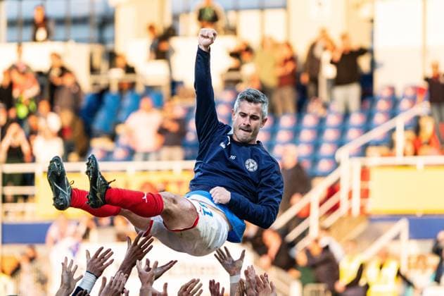 Bilder des Jahres 2023, Sport 05 Mai Sport Themen der Woche KW20 Sport Bilder des Tages Mitspieler heben Fin Bartels (Holstein Kiel, 31) in die Luft Holstein Kiel vs. FC St. Pauli, Fussball, 2. Bundesliga, Spieltag 33, Saison 2022 23, 19.05.2023 DFL REGULATIONS PROHIBIT ANY USE OF PHOTOGRAPHS AS IMAGE SEQUENCES AND OR QUASI-VIDEO Holstein Kiel vs. FC St. Pauli, Fussball, 2. Bundesliga, Spieltag 33, Saison 2022 23, 19.05.2023 Kiel *** Teammates lift Fin Bartels Holstein Kiel, 31 in the air Holstein Kiel vs FC St Pauli, Football, 2 Bundesliga, Matchday 33, Season 2022 23, 19 05 2023 DFL REGULATES PROHIBIT ANY USE OF PHOTOGRAPHS AS IMAGE SEQUENCES AND OR QUASI VIDEO Holstein Kiel vs FC St Pauli, Football, 2 Bundesliga, Matchday 33, Season 2022 23, 19 05 2023 Kiel Copyright: xEibner-Pressefoto MarcelxvonxFehrnx EP_EER