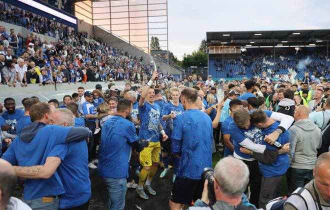 19 05 2023, xdcx, football 2 Bundesliga, SV Darmstadt 98 1 FC Magdeburg, emonline, emspor, despor, v l , Darmstadt players celebrate Bundesliga promotion DFL DFB REGULATES PROHIBIT ANY USE OF PHOTOGRAPHS AS IMAGE SEQUENCES AND OR QUASI VIDEO Copyright: HMBxMedia Claus