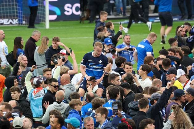 Darmstadt, 19 May 2024 Football 2 Bundesliga SV Darmstadt 98 1 FC Magdeburg v l , Fabian Holland SV Darmstadt 98 , a fan wears El Capitano, the fans cheer cheers after the end of the game DFL DFB REGULATES PROHIBIT ANY USE OF PHOTOGRAPHS as IMAGE SEQUENCES and or QUASI VIDEO Copyright: JoaquimxFerreira