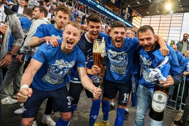 Sport Themen der Woche KW20 Sport Bilder des Tages Darmstadt, 19.Mai 2024 Fussball 2. Bundesliga SV Darmstadt 98 - 1. FC Magdeburg v.l., Matthias Bader (SV Darmstadt 98), Fabian Holland (SV Darmstadt 98), Mathias Honsak (SV Darmstadt 98), Emir Karic (SV Darmstadt 98), Torwart Steve Kroll (SV Darmstadt 98) jubeln jubelt nach Spielende. (DFL DFB REGULATIONS PROHIBIT ANY USE OF PHOTOGRAPHS as IMAGE SEQUENCES and or QUASI-VIDEO) *** Darmstadt, 19 May 2024 Football 2 Bundesliga SV Darmstadt 98 1 FC Magdeburg v l , Matthias Bader SV Darmstadt 98 , Fabian Holland SV Darmstadt 98 , Mathias Honsak SV Darmstadt 98 , Emir Karic SV Darmstadt 98 , Goalkeeper Steve Kroll SV Darmstadt 98 cheer cheers after end of game DFL DFB REGULATIONS PROHIBIT ANY USE OF PHOTOGRAPHS as IMAGE SEQUENCES and or QUASI VIDEO Copyright: JoaquimxFerreira