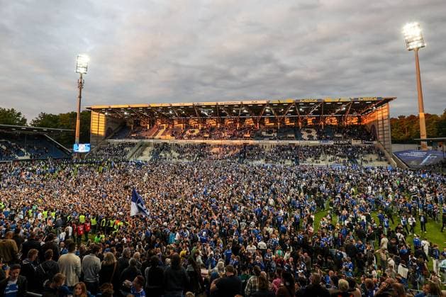 Darmstadt, 19 May 2024 Football 2 Bundesliga SV Darmstadt 98 1 FC Magdeburg v l , The fans storm the pitch, fans,mood, scarves, jerseys, emotions DFL DFB REGULATES PROHIBIT ANY USE OF PHOTOGRAPHS as IMAGE SEQUENCES and or QUASI VIDEO Copyright: JoaquimxFerreira