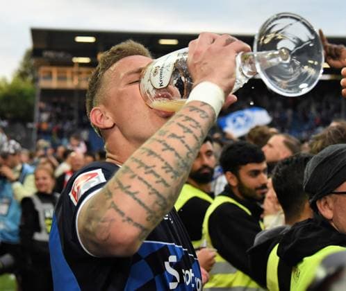 19 05 2023 Darmstadt, Merck Stadion am Böllenfalltor Saison 2022 2023, 2 Bundesliga SV Darmstadt 98 1 FC Magdeburg SV Darmstadt 98 celebrates promotion to the 1 Bundesliga Goalscorer Phillip Tietz 9, SV98 takes a big swig of beer emspor, DFL regulations prohibit any use of photographs as image sequences and or quasi video