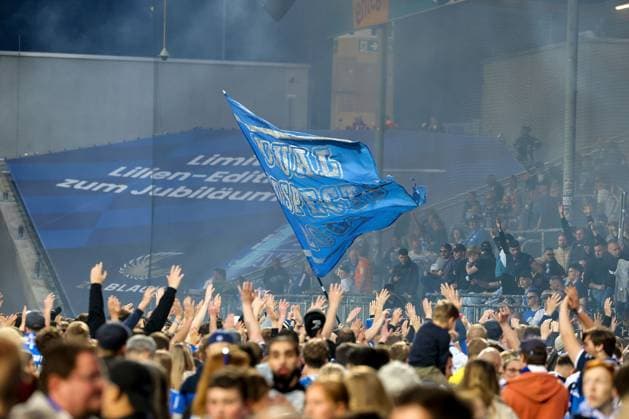 Darmstadt, 19 May 2024 Football 2 Bundesliga SV Darmstadt 98 1 FC Magdeburg v l , Fans storming the pitch, cheering jubilant after the end of the game, fans,mood, scarves, jerseys, emotions DFL DFB REGULATES PROHIBIT ANY USE OF PHOTOGRAPHS as IMAGE SEQUENCES and or QUASI VIDEO Copyright: JoaquimxFerreira