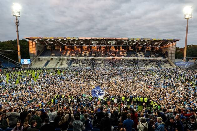 Darmstadt, 19 May 2024 Football 2 Bundesliga SV Darmstadt 98 1 FC Magdeburg v l , Fans storming the pitch, cheering jubilant after the end of the game, fans,mood, scarves, jerseys, emotions DFL DFB REGULATES PROHIBIT ANY USE OF PHOTOGRAPHS as IMAGE SEQUENCES and or QUASI VIDEO Copyright: JoaquimxFerreira