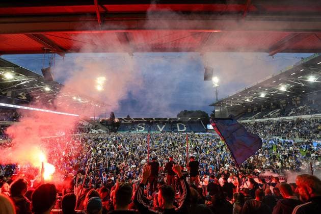 Bilder des Jahres 2023, Sport 05 Mai Sport Themen der Woche KW20 Sport Bilder des Tages Darmstadt, 19.Mai 2024 Fussball 2. Bundesliga SV Darmstadt 98 - 1. FC Magdeburg v.l., Fans Stürmen den Platz, jubeln jubelt nach Spielende, Fans,Stimmung, Schals, Trikots, Emotionen (DFL DFB REGULATIONS PROHIBIT ANY USE OF PHOTOGRAPHS as IMAGE SEQUENCES and or QUASI-VIDEO) *** Darmstadt, 19 May 2024 Football 2 Bundesliga SV Darmstadt 98 1 FC Magdeburg v l , Fans storming the pitch, cheering jubilant after the end of the game, fans,mood, scarves, jerseys, emotions DFL DFB REGULATES PROHIBIT ANY USE OF PHOTOGRAPHS as IMAGE SEQUENCES and or QUASI VIDEO Copyright: JoaquimxFerreira
