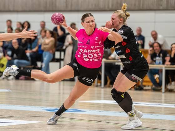 Sport Themen der Woche KW20 Katarina Pandza (TuS Metzingen, 04) im Zweikampf mit Vivien Jaeger (VfL Waiblingen, 36), VfL Waiblingen vs. TuS Metzingen, Handball, Frauen, 1. Bundesliga, 19.05.2023 VfL Waiblingen vs. TuS Metzingen, Handball, Frauen, 1. Bundesliga, 19.05.2023 Waiblingen *** Katarina Pandza TuS Metzingen, 04 in duel with Vivien Jaeger VfL Waiblingen, 36 , VfL Waiblingen vs TuS Metzingen, Handball, Women, 1 Bundesliga, 19 05 2023 VfL Waiblingen vs TuS Metzingen, Handball, Women, 1 Bundesliga, 19 05 2023 Waiblingen Copyright: xEIBNER MichaelxSchmidtx EP_MST