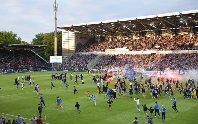 19 05 2023, xdcx, football 2 Bundesliga, SV Darmstadt 98 1 FC Magdeburg, emonline, emspor, despor, v l , Darmstadt fans celebrate Bundesliga promotion, Platzsturm DFL DFB REGULATES PROHIBIT ANY USE OF PHOTOGRAPHS AS IMAGE SEQUENCES AND OR QUASI VIDEO Copyright: HMBxMedia Claus