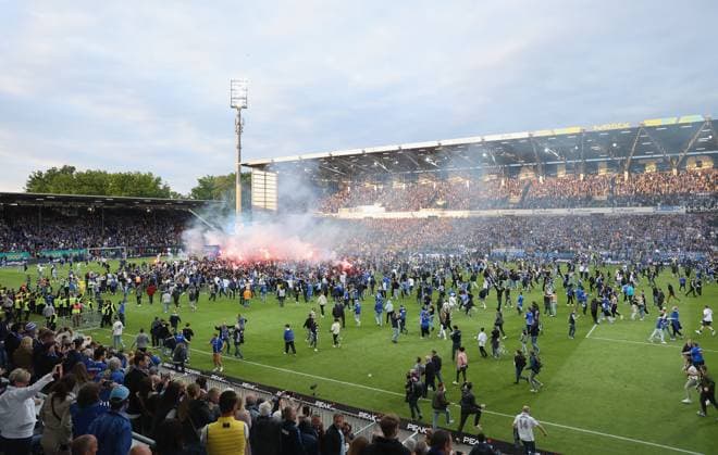 19 05 2023, xdcx, football 2 Bundesliga, SV Darmstadt 98 1 FC Magdeburg, emonline, emspor, despor, v l , Darmstadt fans celebrate Bundesliga promotion, Platzsturm DFL DFB REGULATES PROHIBIT ANY USE OF PHOTOGRAPHS AS IMAGE SEQUENCES AND OR QUASI VIDEO Copyright: HMBxMedia Claus