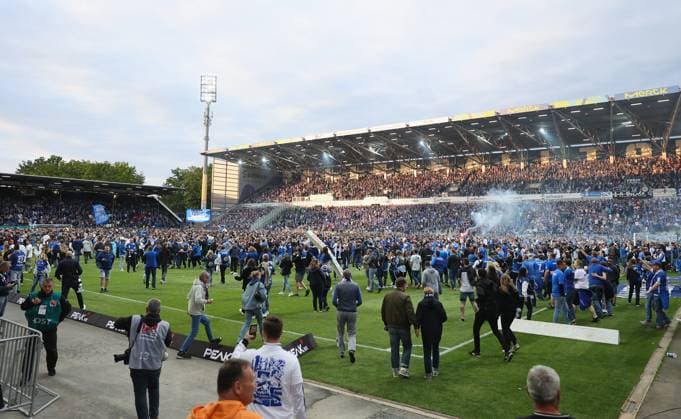 19 05 2023, xdcx, football 2 Bundesliga, SV Darmstadt 98 1 FC Magdeburg, emonline, emspor, despor, v l , Darmstadt fans celebrate Bundesliga promotion, Platzsturm DFL DFB REGULATES PROHIBIT ANY USE OF PHOTOGRAPHS AS IMAGE SEQUENCES AND OR QUASI VIDEO Copyright: HMBxMedia Claus