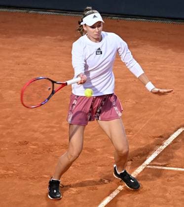 (230520) -- ROME, May 20, 2023 -- Elena Rybakina of Kazakhstan hits a return during a semifinal match between Elena Rybakina of Kazakhstan and Jelena Ostapenko of Latvia at the WTA, Tennis Damen Italian Open in Rome, Italy, May 19, 2023. (Photo by Xinhua) (SP)ITALY-ROME-TENNIS-WTA 1000-SEMIFINAL AlbertoxLingria 