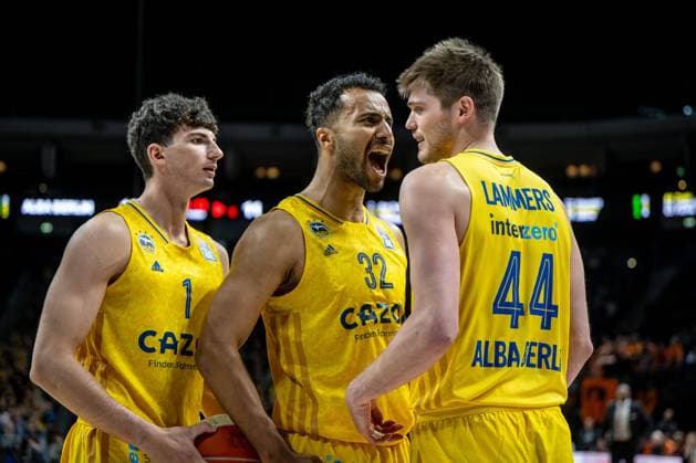 Basketball Berlin 19 05 2023 Season 2022 2023 easyCredit BBL 1 Bundesliga Playoffs Quarterfinals Game 3 Alba Berlin ratiopharm Ulm Ben Lammers Alba Berlin, No 44 Johannes Thiemann Alba Berlin, No 32 Gabriele Procida Alba Berlin, No 01 Cheers