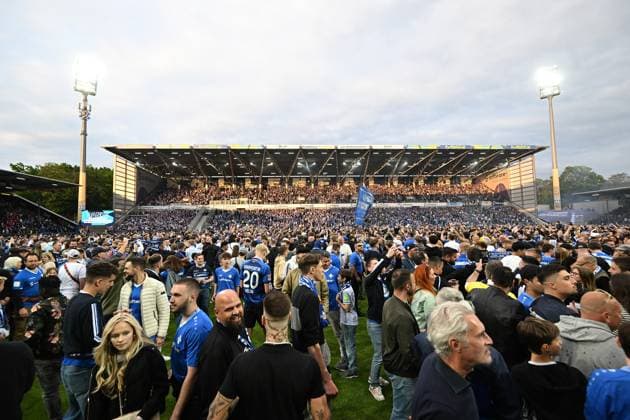 19 05 2023, xfux, Fussball 2 Bundesliga, SV Darmstadt 98 1 FC Magdeburg, emonline, emspor, v l Fans auf dem rasen feiern den Aufstieg DFL DFB REGULATIONS PROHIBIT ANY USE OF PHOTOGRAPHS AS IMAGE SEQUENCES AND OR QUASI VIDEO Licensing of the photographic work to SV Darmstadt 1898 e V and subsidiaries is not permitted NO release of or sale to SV Darmstadt 1898 e V Darmstadt