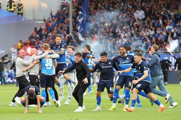 19 05 2023, xtvx, football 2 Bundesliga, SV Darmstadt 98 1 FC Magdeburg emspor, emonline, v l after the match, after the match team Darmstadt celebrates promotion DFL DFB REGULATES PROHIBIT ANY USE OF PHOTOGRAPHS as IMAGE SEQUENCES and or QUASI VIDEO Darmstadt
