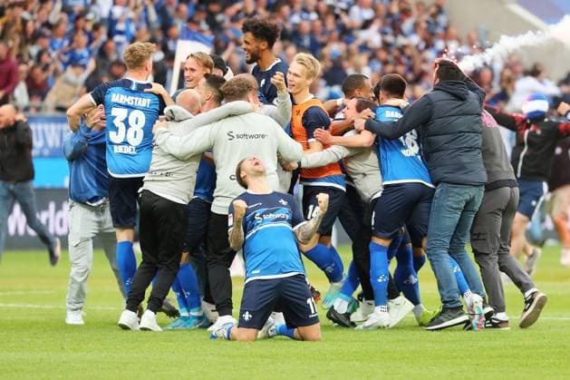 19 05 2023, xtvx, football 2 Bundesliga, SV Darmstadt 98 1 FC Magdeburg emspor, emonline, v l after the match, after the match team Darmstadt celebrates promotion DFL DFB REGULATES PROHIBIT ANY USE OF PHOTOGRAPHS as IMAGE SEQUENCES and or QUASI VIDEO Darmstadt