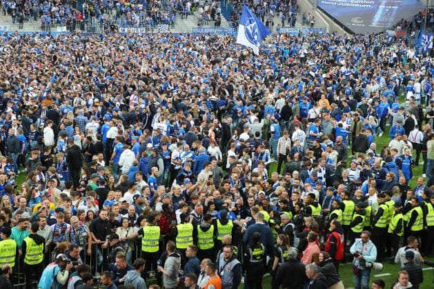 19 05 2023, xtvx, football 2 Bundesliga, SV Darmstadt 98 1 FC Magdeburg emspor, emonline, v l after the match, after the match Darmstaedter fans Darmstadt celebrates promotion DFL DFB REGULATIONS PROHIBIT ANY USE OF PHOTOGRAPHS as IMAGE SEQUENCES and or QUASI VIDEO Darmstadt