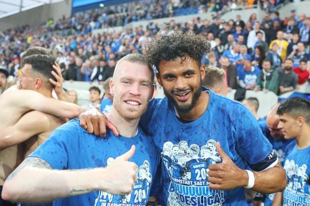 19 05 2023, xtvx, football 2 Bundesliga, SV Darmstadt 98 1 FC Magdeburg emspor, emonline, v l after the match cheers Thomas Isherwood SV Darmstadt 98 Aaron Seydel SV Darmstadt 98 DFL DFB REGULATIONS PROHIBIT ANY USE OF PHOTOGRAPHS AS IMAGE SEQUENCES AND OR QUASI VIDEO Darmstadt