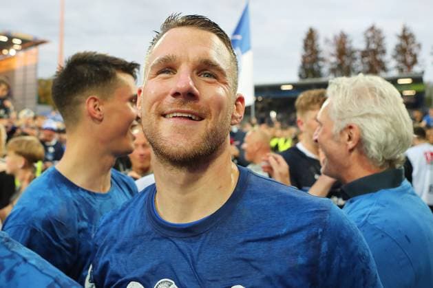 19 05 2023, xtvx, football 2 Bundesliga, SV Darmstadt 98 1 FC Magdeburg emspor, emonline, v l after the match, after the match cheering goalkeeper Marcel Schuhen SV Darmstadt 98 DFL DFB REGULATES PROHIBIT ANY USE OF PHOTOGRAPHS as IMAGE SEQUENCES and or QUASI VIDEO Darmstadt