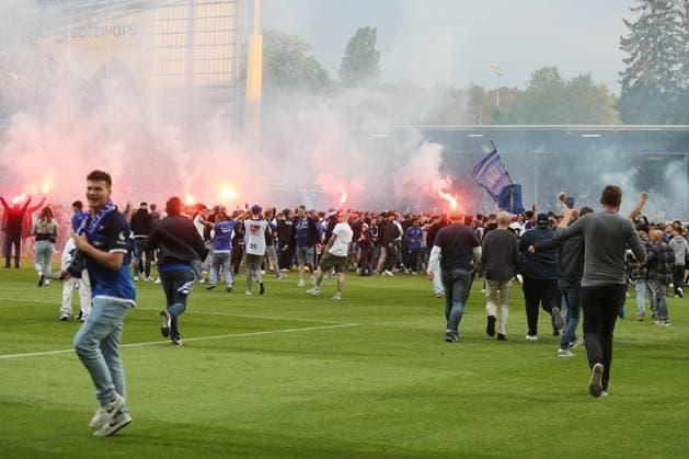 19 05 2023, xtvx, football 2 Bundesliga, SV Darmstadt 98 1 FC Magdeburg emspor, emonline, v l after the match, after the match Darmstaedter fans DFL DFB REGULATES PROHIBIT ANY USE OF PHOTOGRAPHS as IMAGE SEQUENCES and or QUASI VIDEO Darmstadt
