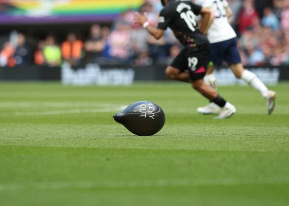 20th May 2023; Tottenham Hotspur Stadium, London, England; Premier League Football, Tottenham Hotspur versus Brentford; Levy Out ballon& x2019;s on the pitch inside Tottenham Hotspur Stadium during the 1sr half  ActionPlus12511870 JohnxPatrickxFletcher