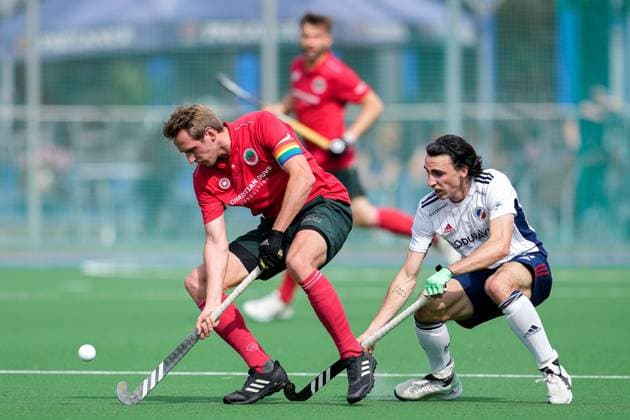 Sport Themen der Woche KW20 Sport Bilder des Tages v.li.: Niklas Wellen (CHTC, 10), Teo Hinrichs (MHC, 14), Zweikampf, Spielszene, Duell, duel, tackle, tackling, Dynamik, Action, Aktion, 20.05.2023, Mannheim (Deutschland), Hockey, Deutsche Meisterschaft, Viertelfinale, Herren, Mannheimer HC - Crefelder HTC *** f li Niklas Wellen CHTC, 10 , Teo Hinrichs MHC, 14 , duel, duel scene, duel, tackle, tackling, dynamic, action, action, 20 05 2023, Mannheim Germany , Hockey, German Championship, Quarterfinal, Men, Mannheimer HC Crefelder HTC xozx