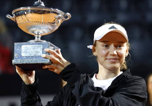 Bilder des Jahres 2023, Sport 05 Mai Sport Themen der Woche KW20 Sport Bilder des Tages May 20, 2023, ROME: Elena Rybakina of Kazakhstan poses with the trophy after winning her women s singles final match against Anhelina Kalinina of Ukraine (not pictured) at the Italian Open tennis tournament in Rome, Italy, 20 May 2023. ANSA FABIO FRUSTACI ROME - ZUMAa110 20230520_zaf_a110_148 Copyright: xFabioxFrustacix