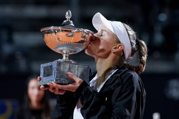 Internazionali BNL D™Italia 2023 - Day Thirteen Elena Rybakina of Kazakistan kisses the trophy at the end of the Women™s Singles Final match against Anhelina Kalinina of Ukraine during Day Thirteen of the Internazionali BNL D Italia 2023 at Foro Italico on May 20, 2023 in Rome, Italy Rome Rome Italy  Copyright: xGiuseppexMaffiax originalFilename:maffia-internaz230521_npvPK.jpg