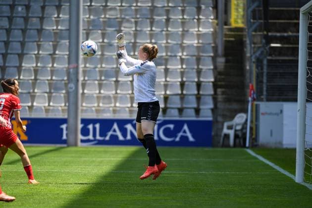 Football FLYERALARM Womens Bundesliga 21 Matchday 22 23 SC Freiburg vs 1 FC Koeln 21 05 2023 Manon Klett 1 FC Koeln 1 defends the ball from Judith Steinert SC Freiburg 13 on the ball Football FLYERALARM Womens Bundesliga SC Freiburg vs 1 FC Koeln on Sunday, May 21, 2023 at the Dreisamstadion in Freiburg im Breisgau DFL REGULATIONS PROHIBIT ANY USE OF PHOTOGRAPHS AS IMAGE SEQUENCES AND OR QUASI VIDEO Copyright: xBEAUTIFULxSPORTS GerdxGruendlx