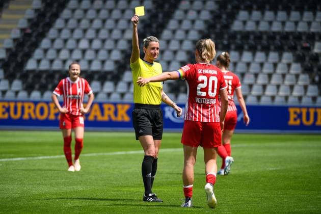 Football FLYERALARM Womens Bundesliga 21 Matchday 22 23 SC Freiburg vs 1 FC Koeln 21 05 2023 Referee Anna Lena Heidenreich Bad Schwartau shows Jana Vojtekova SC Freiburg 20 the yellow card Football FLYERALARM Womens Bundesliga SC Freiburg vs 1 FC Koeln on Sunday, May 21, 2023 at the Dreisamstadion in Freiburg im Breisgau DFL REGULATES PROHIBIT ANY USE OF PHOTOGRAPHS AS IMAGE SEQUENCES AND OR QUASI VIDEO Copyright: xBEAUTIFULxSPORTS GerdxGruendlx