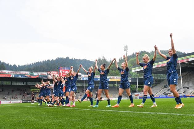 Football FLYERALARM Womens Bundesliga 21 Matchday 22 23 SC Freiburg vs 1 FC Koeln 21 05 2023 The 1 FC Koeln women thanked the traveling fans Football FLYERALARM Womens Bundesliga SC Freiburg vs 1 FC Koeln on Sunday, May 21, 2023 at the Dreisamstadion in Freiburg im Breisgau DFL REGULATIONS PROHIBIT ANY USE OF PHOTOGRAPHS AS IMAGE SEQUENCES AND OR QUASI VIDEO Copyright: xBEAUTIFULxSPORTS GerdxGruendlx