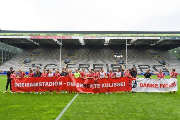 Football FLYERALARM Womens Bundesliga 21 Matchday 22 23 SC Freiburg vs 1 FC Koeln 21 05 2023 The SC Freiburg women thank the spectators Football FLYERALARM Womens Bundesliga SC Freiburg vs 1 FC Koeln on Sunday, May 21, 2023 at the Dreisamstadion in Freiburg im Breisgau DFL REGULATIONS PROHIBIT ANY USE OF PHOTOGRAPHS AS IMAGE SEQUENCES AND OR QUASI VIDEO Copyright: xBEAUTIFULxSPORTS GerdxGruendlx