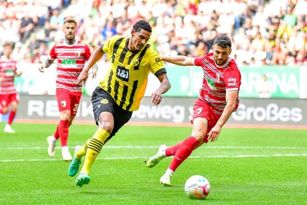 Sport Themen der Woche KW20 Sebastien Haller (9 Borussia Dortmund) und Maximilian Bauer (23 FC Augsburg) n Aktion beim 33.Bundesligaspiel FC Augsburg - Borussia Dortmund am 21.05.2023 Augsburg WWK Arena Bayern Deutschland *** Sebastien Haller 9 Borussia Dortmund and Maximilian Bauer 23 FC Augsburg n action during the 33 Bundesliga match FC Augsburg Borussia Dortmund on 21 05 2023 Augsburg WWK Arena Bayern Germany