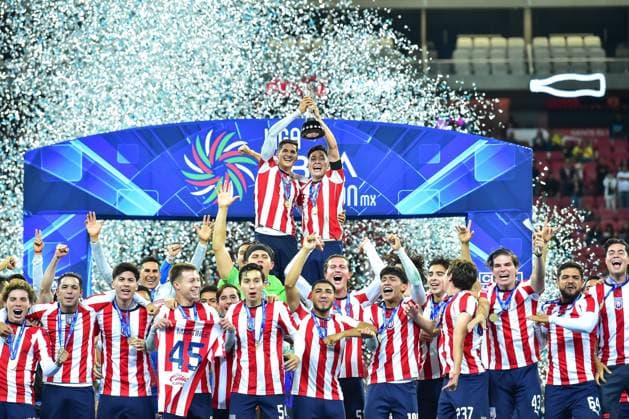 Sport Themen der Woche KW20 Sport Bilder des Tages RECORD DATE NOT STATED Liga BBVA Expansion MX Clausura 2023 Tapatio vs Atletico Morelia Gran Final Jose Gonzalez and Oscar Macias lifts the Champion trophy during the game Tapatio vs Atletico Morelia, corresponding second leg match the Great Final of the Torneo Clausura 2023, Liga de Expansion MX, at Akron Stadium, el 20 de Mayo de 2023. <br><br> Jose Gonzalez y Oscar Macias levantan el trofeo de Campeon durante el partido Tapatio vs Atletico Morelia, correspondiente al partido de Vuelta de la Gran Final del Torneo Clausura 2023, Liga de Expansion MX, en el Estadio Akron, el 20 de Mayo de 2023. GUADALAJARA JALISCO MEXICO  Copyright: xIsaacxOrtizx 20230521005938_LE_MX_C23_FV_TAPATIO_CAMPEON242