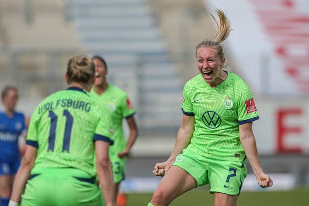 Sport Themen der Woche KW20 Sport Bilder des Tages v.li.: Torschützin Alexandra Popp (Alex Popp, VfL Wolfsburg, 11) und Pauline Bremer (VfL Wolfsburg, 7) mit Torjubel, Jubel, jubeln, jubelt, optimistisch, Spielszene, Highlight, Freude über das Tor zum 2:3, DIE DFB-RICHTLINIEN UNTERSAGEN JEGLICHE NUTZUNG VON FOTOS ALS SEQUENZBILDER UND ODER VIDEOÄHNLICHE FOTOSTRECKEN. DFB REGULATIONS PROHIBIT ANY USE OF PHOTOGRAPHS AS IMAGE SEQUENCES AND OR QUASI-VIDEO., 21.05.2023, Meppen (Deutschland), Fussball, Flyeralarm Frauen-Bundesliga, SV Meppen - VfL Wolfsburg *** v li Goal scorer Alexandra Popp Alex Popp, VfL Wolfsburg, 11 and Pauline Bremer VfL Wolfsburg, 7 with goal celebration, cheering, jubilant, optimistic, game scene, highlight, joy over the goal to 2 3, THE DFB DIRECTIVES PROHIBIT ANY USE OF PHOTOGRAPHS AS IMAGE SEQUENCES AND OR QUASI VIDEO , 21 05 2023, Meppen Germany , Football, Flyeralarm Womens Bundesliga, SV Meppen VfL Wolfsburg xobx