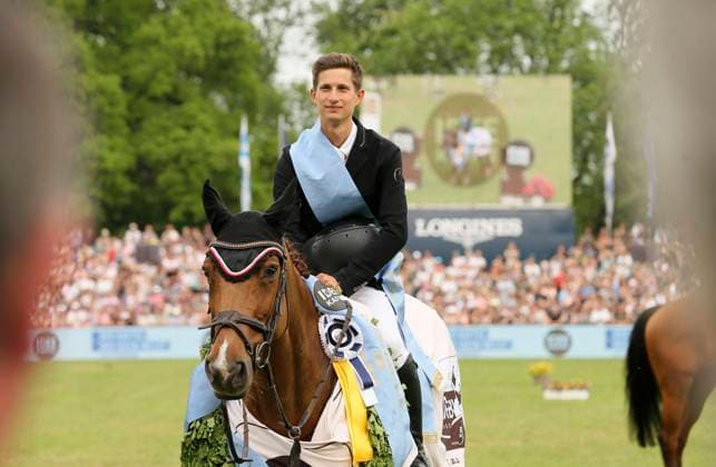 Bilder des Jahres 2023, Sport 05 Mai Sport Themen der Woche KW20 Sport Bilder des Tages Foto : der Sieger Marvin Jüngel (GER) auf dem Pferd Balous Erbin Pferdesport, 92. Dt. Springderby in Hamburg , Klein Flottbek Finale , am So. 21.05.2022 *** Photo of the winner Marvin Jüngel GER on the horse Balous Erbin Pferdesport, 92 Dt Springderby in Hamburg , Klein Flottbek Final , on Sun 21 05 2022