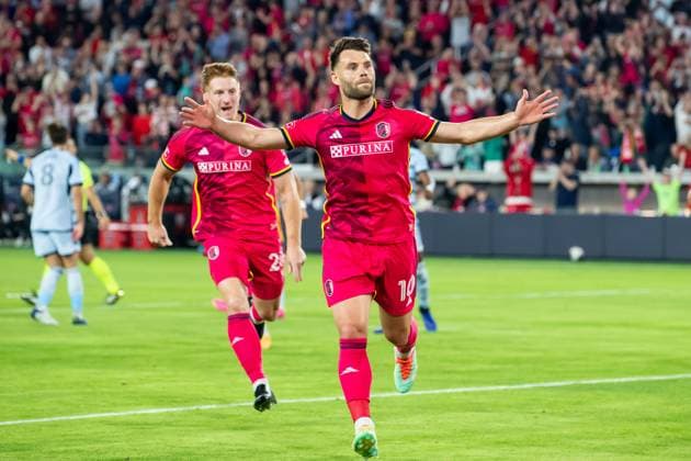 ST. LOUIS, MO - MAY 20: St. Louis SC midfielder Eduard Loewen (10) gestures toward the crowd after scoring the opening goal on a penalty kick during the inaugural match between St. Louis City SC and Sporting Kansas City on Saturday May 20, 2023 at CITYPARK in St. Louis, MO. (Photo by Nick Tre. Smith Icon Sportswire) SOCCER: MAY 20 MLS, Fussball Herren, USA - St. Louis CITY SC vs Sporting Kansas City EDITORIAL USE ONLY Icon2305200527