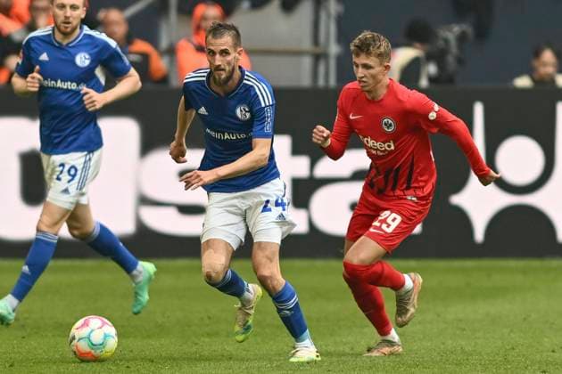 v. li. im Kampf um den Ball Dominick Drexler ( 24, 1. FC Schalke 04) Jesper Lindstrom ( 29, Eintracht Frankfurt) 20.05.2023 Fussball FC Schalke 04 vs Eintracht Frankfurt , Veltins-Arena, Gelsenkirchen, DFB DFL REGULATIONS PROHIBIT ANY USE OF PHOTOGRAPHS AS IMAGE SEQUENCES AND OR QUASI-VIDEO NRW Germany *** v left fighting for the ball Dominick Drexler 24, 1 FC Schalke 04 Jesper Lindstrom 29, Eintracht Frankfurt 20 05 2023 Football FC Schalke 04 vs Eintracht Frankfurt , Veltins Arena, Gelsenkirchen, DFB DFL REGULATIONS PROHIBIT ANY USE OF PHOTOGRAPHS AS IMAGE SEQUENCES AND OR QUASI VIDEO NRW Germany Copyright: xpepphotox xHorstxMauelshagenx pep00321, pep_20230520_hm