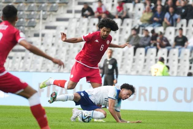 May 22, 2023, La Plata, Buenos Aires, Argentina: Sports. Edozie Samuel from England falls against Ouahabi Ghaith from Tunisia during the FIFA U-20 World Cup Argentina 2023 match between England and Tunisia at Stadium Unico Diego Armando Maradona in La Plata, Buenos Aires, Argentina, on May 22, 2023 La Plata Argentina - ZUMAf135 0257395310st Copyright: xJulietaxFerrariox