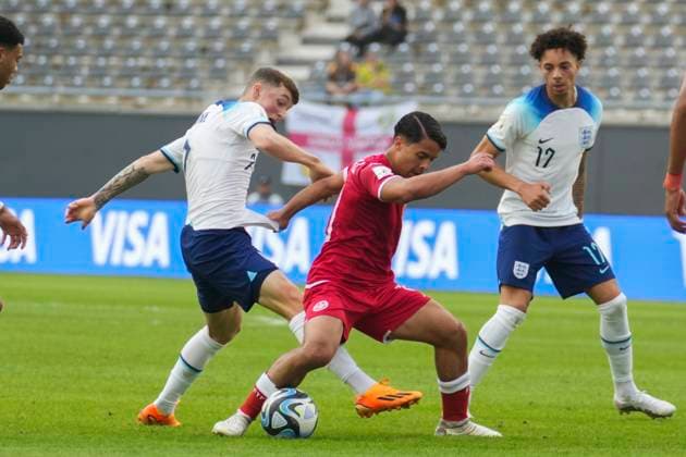 May 22, 2023, La Plata, Buenos Aires, Argentina: Sports. Devine Alfie from England (left) and Ramsey Aaron from Tunisia (right) during the FIFA U-20 World Cup Argentina 2023 match between England and Tunisia at Stadium Unico Diego Armando Maradona in La Plata, Buenos Aires, Argentina, on May 22, 2023 La Plata Argentina - ZUMAf135 0257395328st Copyright: xJulietaxFerrariox