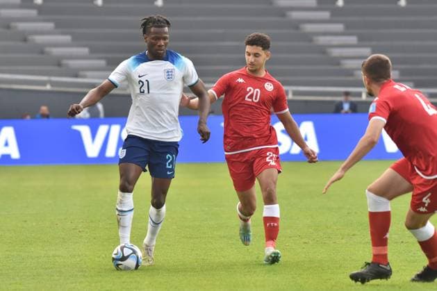 England v Tunisia - FIFA U20 World Cup LA PLATA, ARGENTINA - MAY 22: OYEGOKE Daniel of England competes for the ball with YACOUB Bechir of Tunisia during a match between England and Tunisia at Estadio Unico de La Plata La Plata Buenos Aires Argentina  Copyright: xFedericoxPerettix originalFilename:peretti-englandv230522_npYQp.jpg