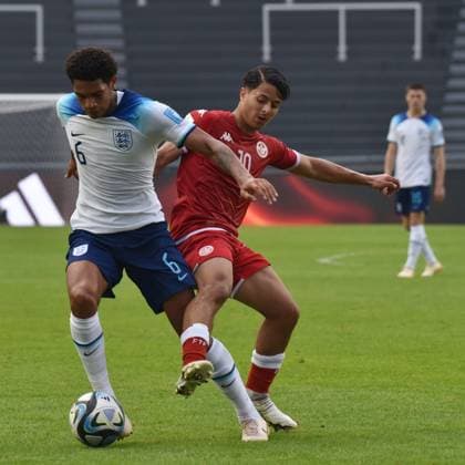 England v Tunisia - FIFA U20 World Cup LA PLATA, ARGENTINA - MAY 22: QUANSAH Jarell of England competes for the ball with EL DJEBALI Chaim during a match between England and Tunisia at Estadio Unico de La Plata La Plata Buenos Aires Argentina  Copyright: xFedericoxPerettix originalFilename:peretti-englandv230522_npll7.jpg