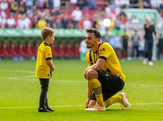 21 05 2023, Football 1 Bundesliga 2022 2023, 33 Matchday, FC Augsburg Borussia Dortmund, at WWK Arena Augsburg, Mats Hummels Borussia Dortmund with son Ludwig after the match on the pitch DFL and DFB regulations prohibit any use of photographs as image sequences and or quasi video