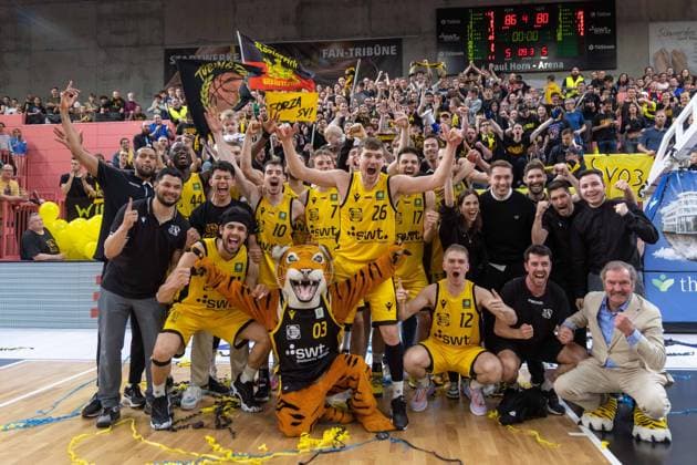 Bilder des Jahres 2023, Sport 05 Mai Sport Themen der Woche KW21 Sport Bilder des Tages Das Team der Tigers Tuebingen jubelt nach dem Sieg und dem damit verbundenen Sportlichen Aufstieg in die Easy Credit Basketball Bundesliga.¨¨Tigers Tuebingen vs. PS Karlsruhe Lions, 2. Basketball, Bundesliga, Pro A, Barmer 2 Basketball, Playoffs, Halbfinale Spiel 3, Spielzeit 2022 2023, 23.05.2023, ¨¨ Tigers Tuebingen - PS Karlsruhe Lions, Basketball, 2. Bundesliga, Barmer 2 Basketball, Playoffs, Halbfinale Spiel 3, Spielzeit 2022 2023, 23.05.2023 *** The team of Tigers Tuebingen cheers after the victory and the resulting sport promotion to the Easy Credit Basketball Bundesliga ¨¨Tigers Tuebingen vs PS Karlsruhe Lions, 2 basketball, Bundesliga, Pro A, Barmer 2 basketball, playoffs, semifinal game 3, season 2022 2023, 23 05 2023, ¨¨ Tigers Tuebingen PS Karlsruhe Lions, basketball, 2 Bundesliga, Barmer 2 basketball, playoffs, semifinal game 3, season 2022 2023, 23 05 2023 Copyright: xDennisxDuddek xEibnerxPressefotox EP_DDK