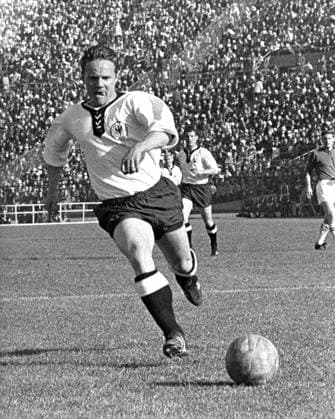 Football World Cup 1962 in Chile Germany Switzerland 2 1 03 06 1962 in Santiago de Chile Albert Brülls Deut in action HM